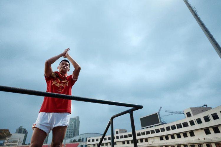 PG电子游戏试玩-感动重庆 | “绿茵赤子”黄希扬:为家乡而战,为荣誉而拼