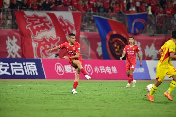 PG电子游戏试玩-感动重庆 | “绿茵赤子”黄希扬:为家乡而战,为荣誉而拼